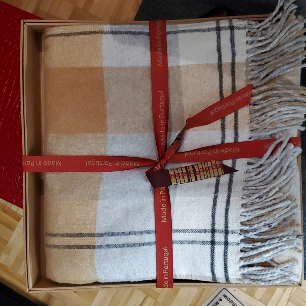 Roca Home throw